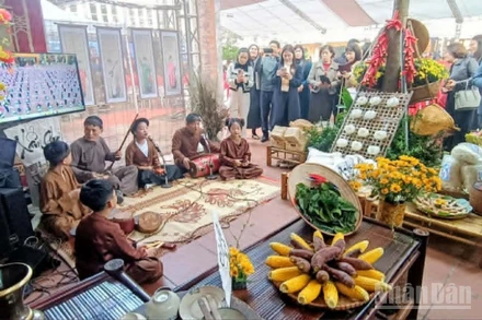 Các đại biểu tham quan 8 gian trưng bày và trình diễn các loại hình nghệ thuật truyền thống.