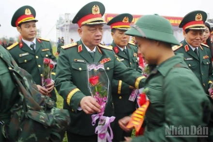 Thượng tướng Nguyễn Quang Ngọc, Ủy viên Trung ương Đảng, Ủy viên Quân ủy Trung ương, Thứ trưởng Bộ Quốc phòng tặng hoa động viên tân binh tỉnh Hưng Yên lên đường nhập ngũ.