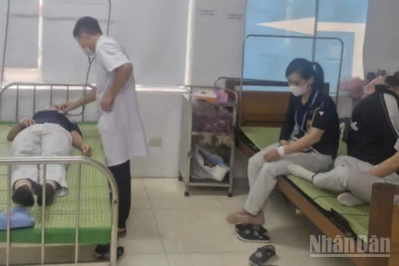 Bác sĩ Bệnh viện đa khoa Tiền Hải (tỉnh Hưng Yên) thăm khám cho công nhân Công ty Toyoda (Nhật Bản).