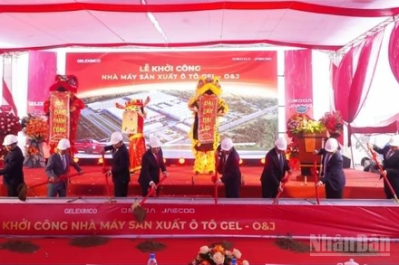 Các đại biểu thực hiện nghi thức động thổ khởi công dự án nhà máy sản xuất ô-tô vốn đầu tư 319 triệu USD.