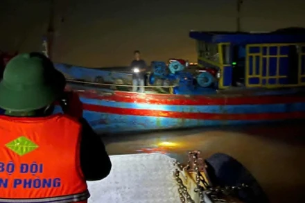 Cán bộ, chiến sĩ đồn biên phòng Cảng cửa khẩu Diêm Điền tiếp cận phương tiện bị sự cố phá nước khi di chuyển trên biển. (Ảnh: Bộ đội biên phòng cung cấp)