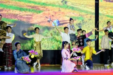 Chương trình văn nghệ đặc sắc do lưu học sinh quốc tế biểu diễn tại Chương trình giao lưu sinh viên Việt Nam-Campuchia năm 2025.
