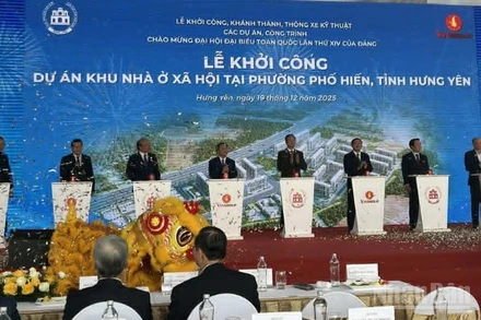 Các đại biểu thực hiên nghi thức khởi công dự án nhà ở xã hội tại phường Phố Hiến (Hưng Yên).