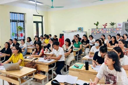 Tập huấn sử dụng AI tại điểm cầu Trường tiểu học Liên Nghĩa (tỉnh Hưng Yên).