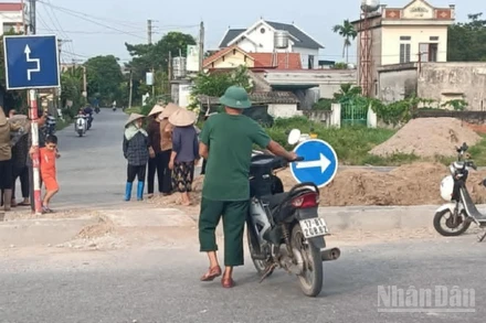 Người dân thôn Phú Lễ Thượng (xã Tân Thuận, tỉnh Hưng Yên) hằng ngày đi lại qua tuyến đường nội xã có dự án đường vành đai phía nam cắt qua.