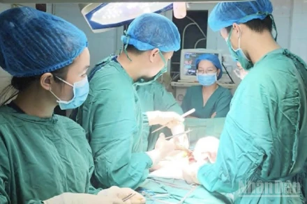 Kíp phẫu thuật Bệnh viện đa khoa Kiến Xương (tỉnh Hưng Yên) thực hiện ca phẫu thuật kéo dài 3 tiếng, giành lại sự sống cho bệnh nhân bị tai nạn giao thông.