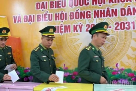 Cử tri tại Đồn biên phòng cảng cửa khẩu Diêm Điền tham gia bầu cử sáng 15/3.