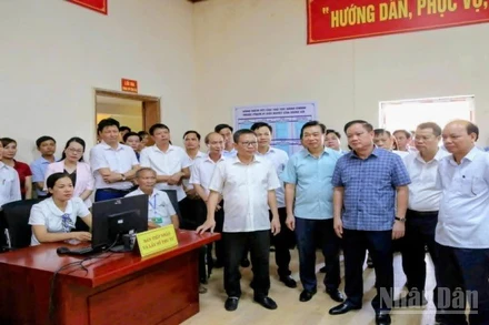 Lãnh đạo tỉnh Thái Bình dự buổi diễn tập thử nghiệm mô hình hoạt động của cơ quan Đảng, chính quyền, Mặt trận Tổ quốc xã Long Hưng.