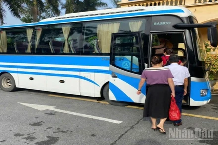 Hơn 20 cán bộ, công chức thuộc Sở Xây dựng tỉnh Hưng Yên (khu vực tỉnh Thái Bình cũ) di chuyển bằng xe đưa đón sang tỉnh mới làm việc từ 6 giờ 15 phút hằng ngày.