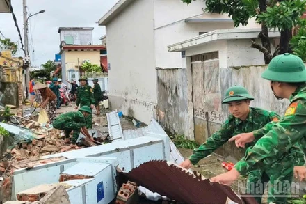 Lực lượng Bộ đội Biên phòng có mặt kịp thời tại hiện trường xử lý, thu gom nhiều công trình, vật dụng bị hư hỏng do lốc xoáy gây ra.