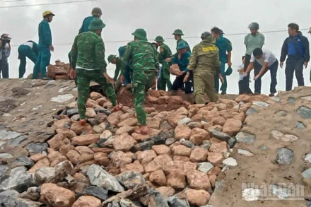 Khu vực sạt trượt nằm trên tuyến đê quốc phòng ra Trạm kiểm soát Biên phòng cồn Vành, tỉnh Hưng Yên.