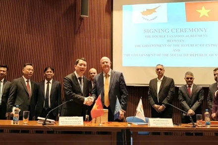 Thứ trưởng Tài chính Cao Anh Tuấn và Bộ trưởng Tài chính Makis Keravnos.