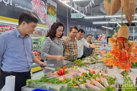 Sở Công thương Hà Nội kiểm tra hàng hóa tại các hệ thống bán lẻ. (Ảnh: nhandan.vn)