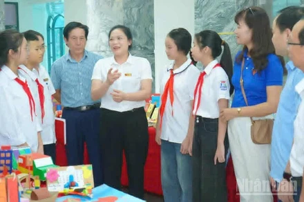 Bí thư Đảng ủy xã Vũ Thư, tỉnh Hưng Yên Phạm Thị Như Phong trao đổi với các em học sinh trên địa bàn. 