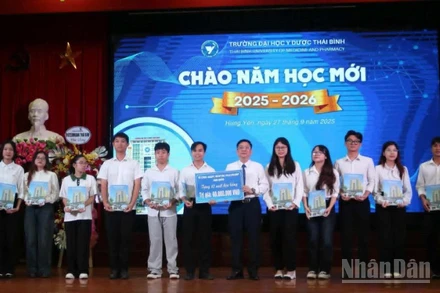 Trao học bổng cho hơn 60 sinh viên có thành tích xuất sắc trong học tập.