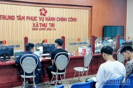 Người dân đến giao dịch tại Trung tâm phục vụ hành chính công xã Thư Trì (tỉnh Hưng Yên).