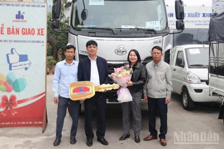 Hợp tác xã dịch vụ nông nghiệp An Ninh (xã Phụ Dực, tỉnh Hưng Yên) nhận bàn giao xe tải trị giá 1,1 tỷ đồng để phục vụ sản xuất.