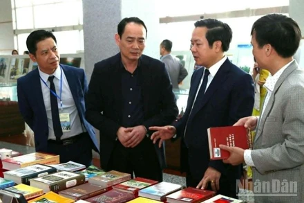 Các đại biểu trao đổi tại gian trưng bày tài liệu, hiện vật về Phố Hiến.