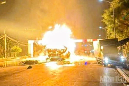 Hiện trường xe bồn bốc cháy dữ dội. (Ảnh người dân cung cấp).