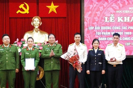 Thiếu tướng Chử Văn Dũng chúc các học viên sau khóa học sẽ tạo môi trường làm việc, truyền cảm hứng và dẫn dắt đội ngũ thực thi nhiệm vụ.