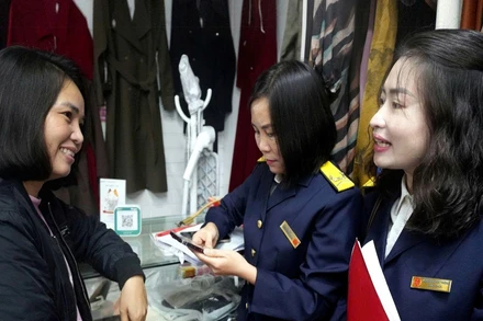 Công chức Thuế tỉnh Nghệ An tiếp xúc hỗ trợ hộ kinh doanh tuân thủ pháp luật thuế