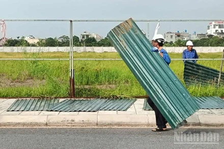 Đơn vị thi công tiến hành làm tường rào chung quanh khu đất được giao của Công ty trách nhiệm hữu hạn VCIC Việt Nam tại Cụm công nghiệp Vũ Hội (tỉnh Hưng Yên).