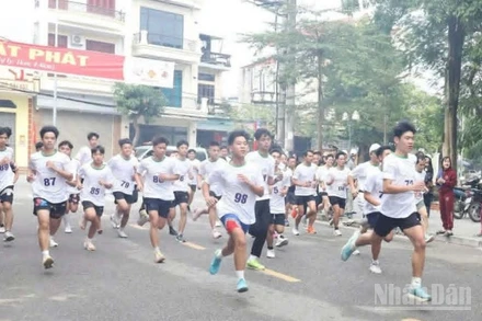 Các vận động viên trên đường chạy việt dã chung quanh công viên Nam Hòa (tỉnh Hưng Yên).