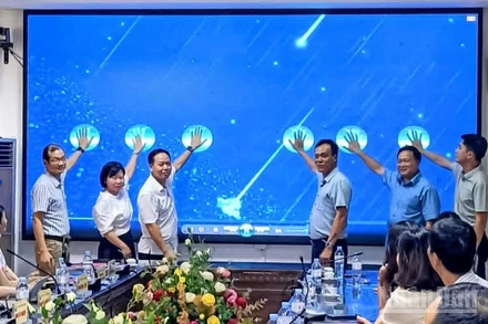 Nghi thức bấm nút khai trương thực hiện bệnh án điện tử tại Bệnh viện Phụ sản Thái Bình (tỉnh Hưng Yên).