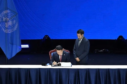 Bộ trưởng Công an Lương Tam Quang ký Công ước Liên hợp quốc về chống tội phạm mạng. (Ảnh: THỦY NGUYÊN)