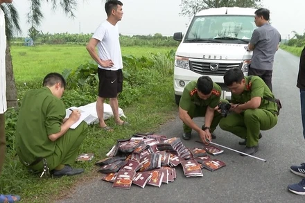 Lực lượng chức năng thu giữ thực phẩm không chứng từ, không chứng nhận vệ sinh an toàn thực phẩm tại hiện trường. (Ảnh: Công an cung cấp)