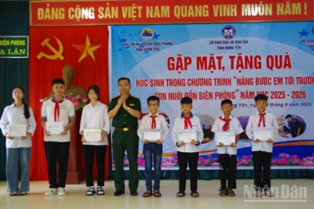 Lãnh đạo Bộ đội Biên phòng tỉnh Hưng Yên trao quà đầu năm học mới cho học sinh vùng biên giới biển tỉnh Hưng Yên.