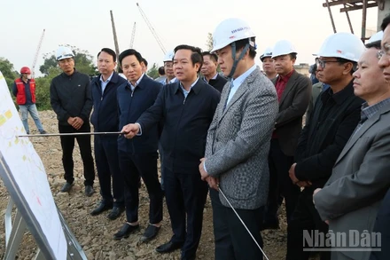 Chủ tịch Ủy ban nhân dân tỉnh Hưng Yên Phạm Quang Ngọc (đứng giữa) kiểm tra tiến độ thi công đường cao tốc CT 08 tại khu vực xây dựng cầu vượt sông Hồng, xã Hồng Vũ.