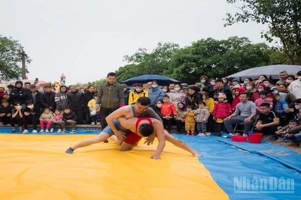 Di sản văn hóa phi vật thể quốc gia Lễ hội truyền thống hội Lạng (xã Thư Trì, tỉnh Hưng Yên) còn bảo lưu môn đấu vật cổ truyền.