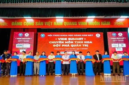 Các đại biểu cắt băng khai mạc hội thảo khoa học chuyên ngành răng hàm mặt.