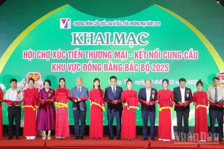 Các đại biểu thực hiện nghi thức cắt băng khai mạc Hội chợ.