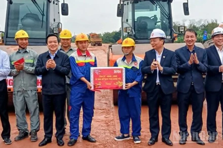 Lãnh đạo tỉnh Hưng Yên thăm, động viên người lao động đang thi công tuyến đường kết nối di sản văn hóa du lịch và phát triển kinh tế dọc sông Hồng.