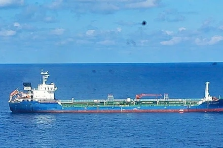 [Video] Cứu toàn bộ 20 thuyền viên tàu UT Unity bị cháy trên biển