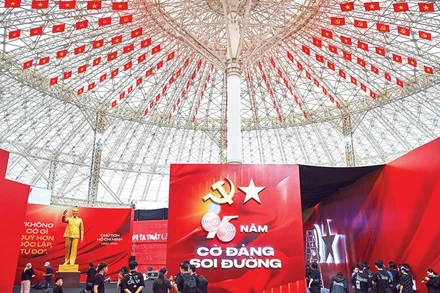 Không gian Triển lãm 95 năm Cờ Đảng soi đường (thuộc khuôn khổ Triển lãm Thành tựu đất nước “80 năm hành trình Độc lập - Tự do - Hạnh phúc”) tại Trung tâm Triển lãm Việt Nam (VEC). Ảnh: THÀNH ĐẠT