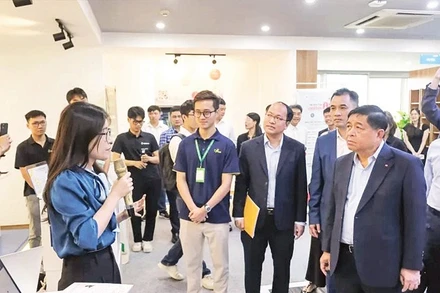 Đại diện Filum.ai trình bày trước Phó Thủ tướng Nguyễn Chí Dũng về giải pháp AI Agent.