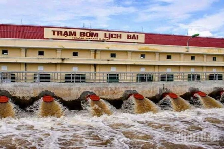 Trạm bơm Lịch Bài (tỉnh Hưng Yên) được vận hành hết công suất nhằm tiêu úng nhanh trong nội đồng cứu lúa, hoa màu.