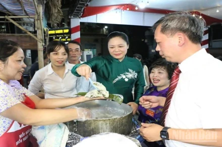 Các đại biểu thăm quan gian hàng làm bánh hú.