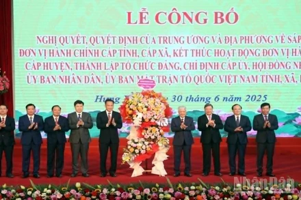 Đồng chí Đỗ Văn Chiến, Ủy viên Bộ Chính trị, Bí thư Trung ương Đảng, Chủ tịch Ủy ban Trung ương Mặt trận Tổ quốc Việt Nam tặng hoa chúc mừng.