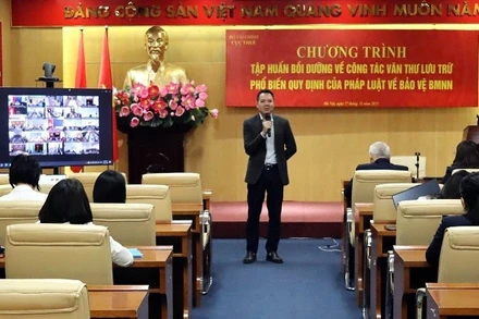 Giảng viên, Tiến sĩ Cam Anh Tuấn với chuyên đề về Quy định hiện hành và hướng dẫn thực hiện một số nghiệp vụ trong công tác văn thư.