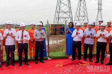 Các đại biểu thực hiện nghi thức cắt băng khánh thành và gắn biển công trình.