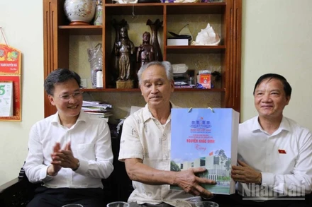 Đồng chí Nguyễn Khắc Định, Phó Chủ tịch Quốc hội (bên phải) tặng quà thương binh Phạm Văn Lương, thôn Minh Hòa, xã Vũ Thư (tỉnh Hưng Yên).