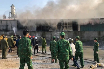 Cán bộ, chiến sĩ Đồn Biên phòng Cửa Lân (tỉnh Hưng Yên) tham gia dập tắt đám cháy. (Ảnh: Bộ đội Biên phòng cung cấp)