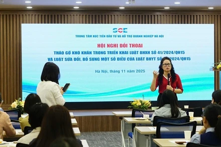 Bà Dương Thị Minh Châu, Trưởng phòng Tuyên truyền và Hỗ trợ người tham gia của Bảo hiểm xã hội thành phố Hà Nội, chia sẻ tại hội nghị.