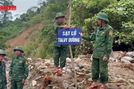 [Video] Nghệ An: Sạt lở chia cắt quốc lộ 16, giao thông tê liệt