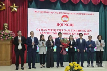 Ban Thường trực Ủy ban Mặt trận Tổ quốc Việt Nam tỉnh Hưng Yên tặng hoa chúc mừng ông Trần Quốc Toản.