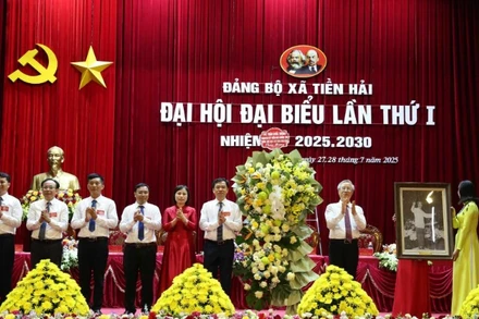 Nguyên Ủy viên Bộ Chính trị, Nguyên Thường trực Ban Bí thư Trần Quốc Vượng tặng hoa chúc mừng Đại hội. 